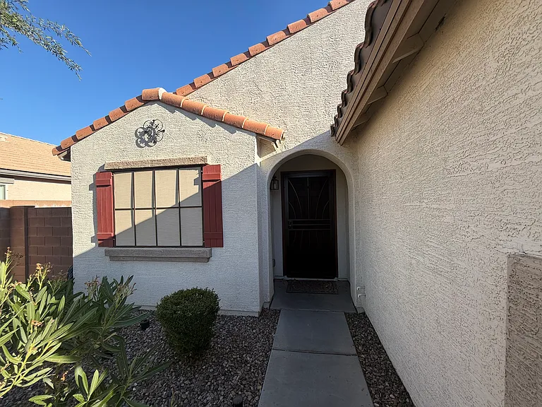 2233 E Stacey Rd — Photo 2