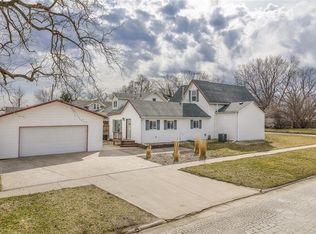 421 N John Wayne Dr, Winterset, IA 50273