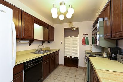 3rd image of 3505 Lakeview Dr APT 111