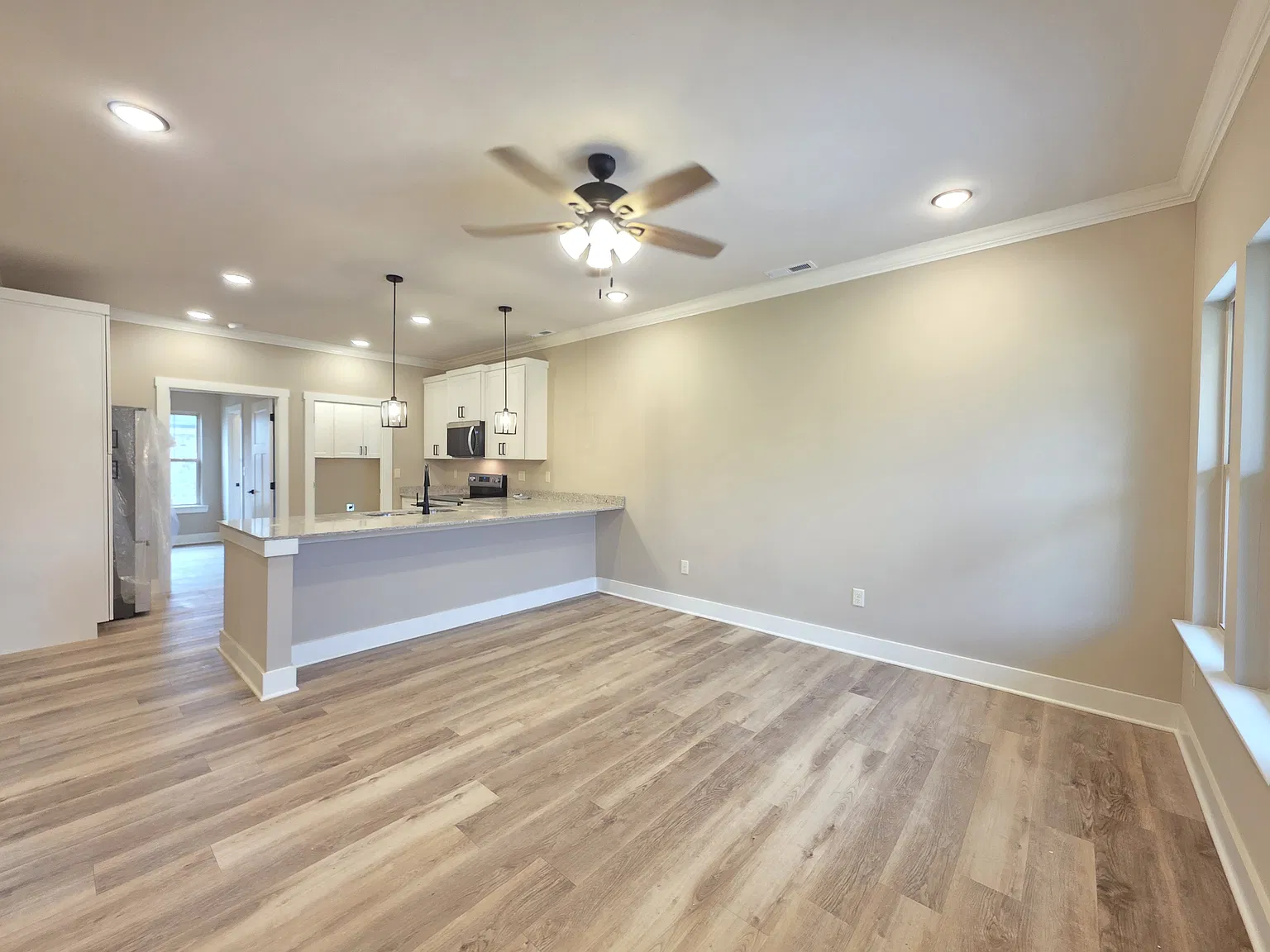 3 bed, 973 sqft, $1,850 — Photo 2