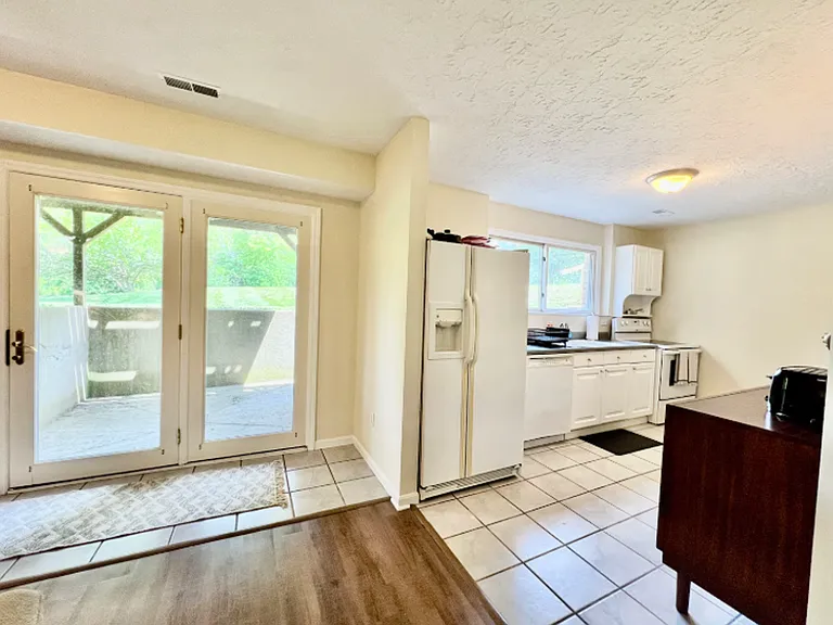 6556 Yankee Rd — Photo 44