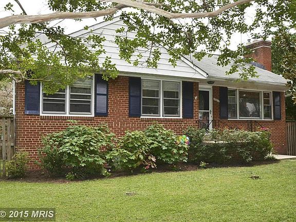 Level Front Yard with Multiple Car Parking