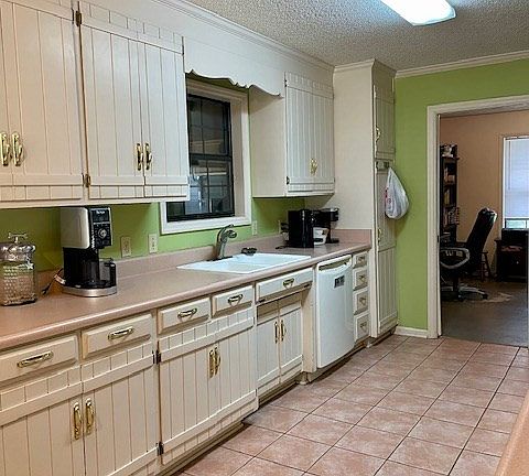 3rd image of 2202 S Sherwood Dr