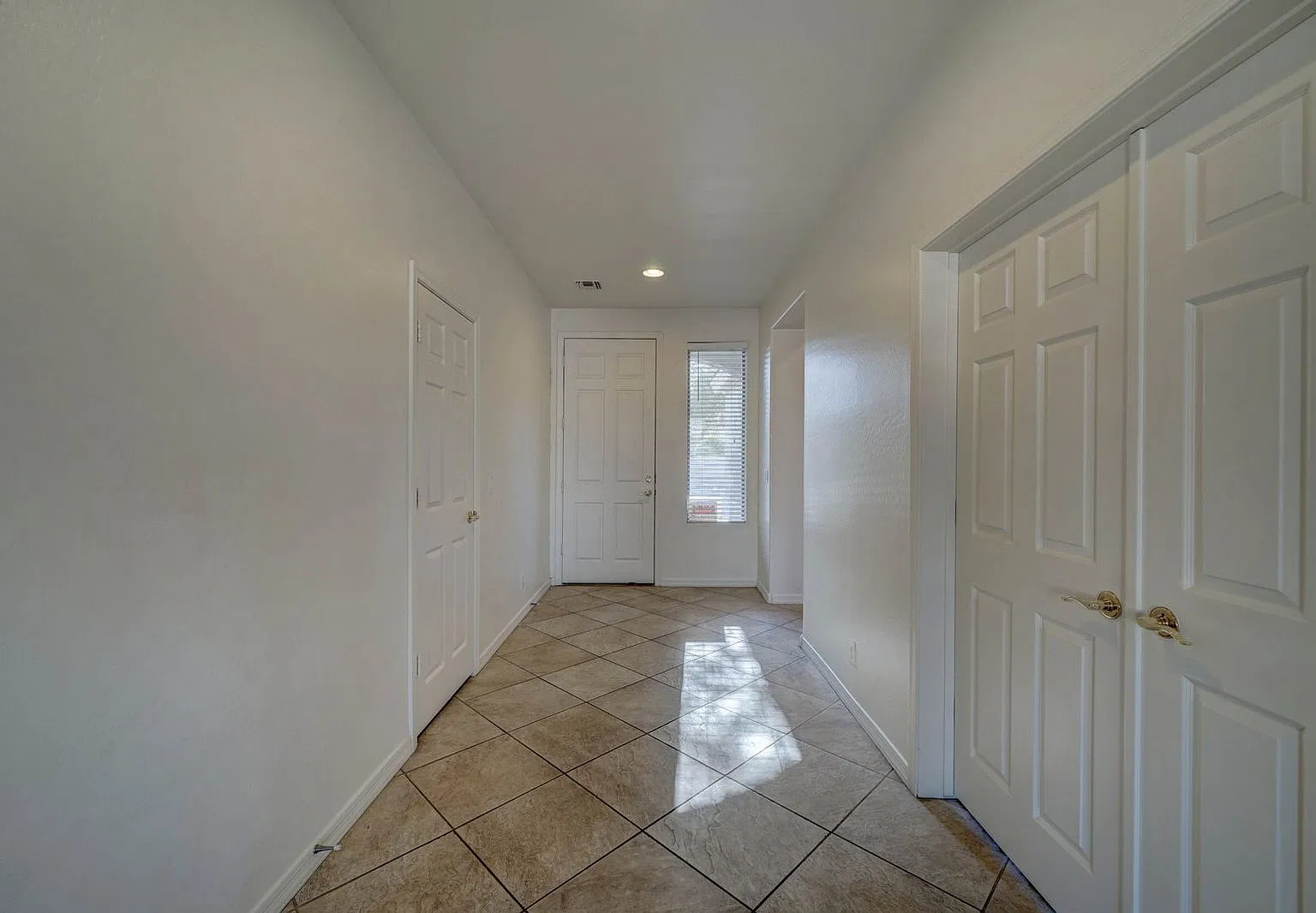 3 bed, 3.0 bath, 2092 sqft, $2,500 — Photo 4
