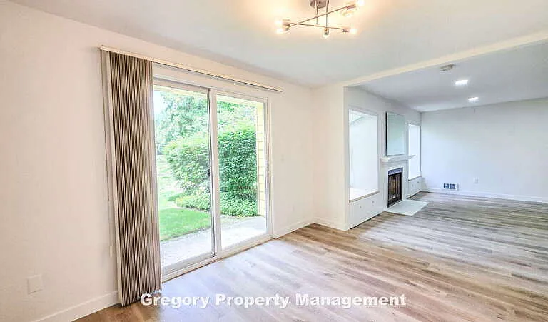 15802 Leary Way — Photo 13