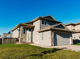 40 SE Pinnacle Lake Dr, Grande Prairie, AB T8W 0A9
