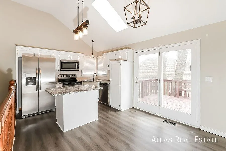 Wonderful 3 Bed/ 3 Bath split-level home in Wildwood West! Features a spacious kitchen! — Photo 4