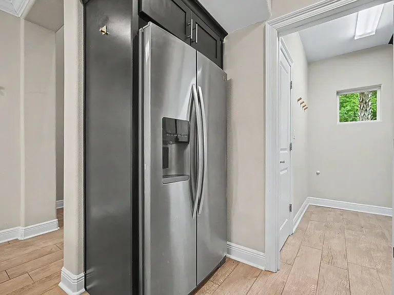 490 Soundview Ct — Photo 10