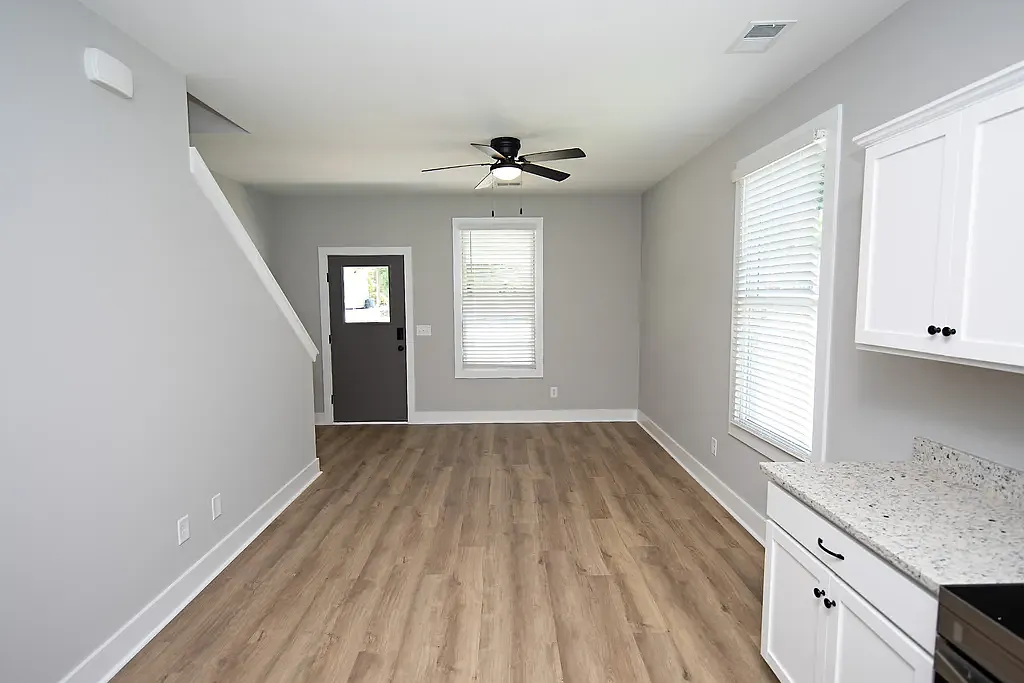 3 bed, 1160 sqft, $2,200 — Photo 2