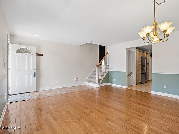 5th image of 83 Wilson Circle W
