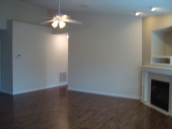 Great rm w/ vaulted ceilings