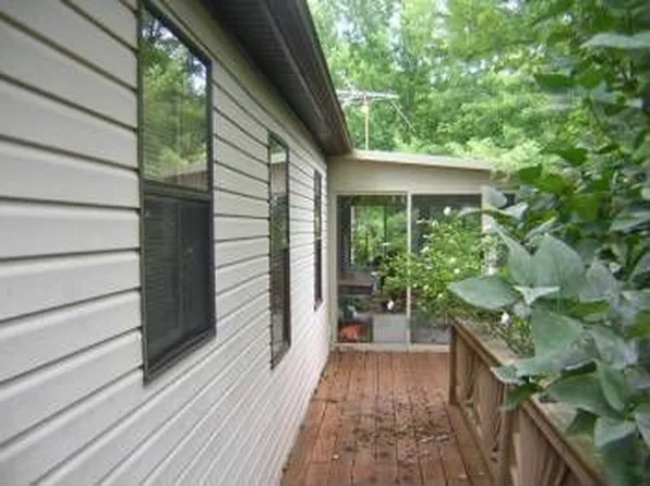207 Sumpter Cir NE, Floyd, VA 24091