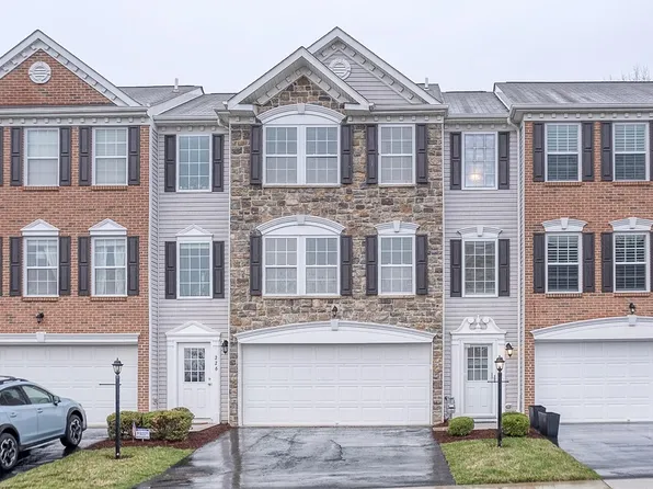 225 Grace Manor Dr, Coraopolis, PA 15108