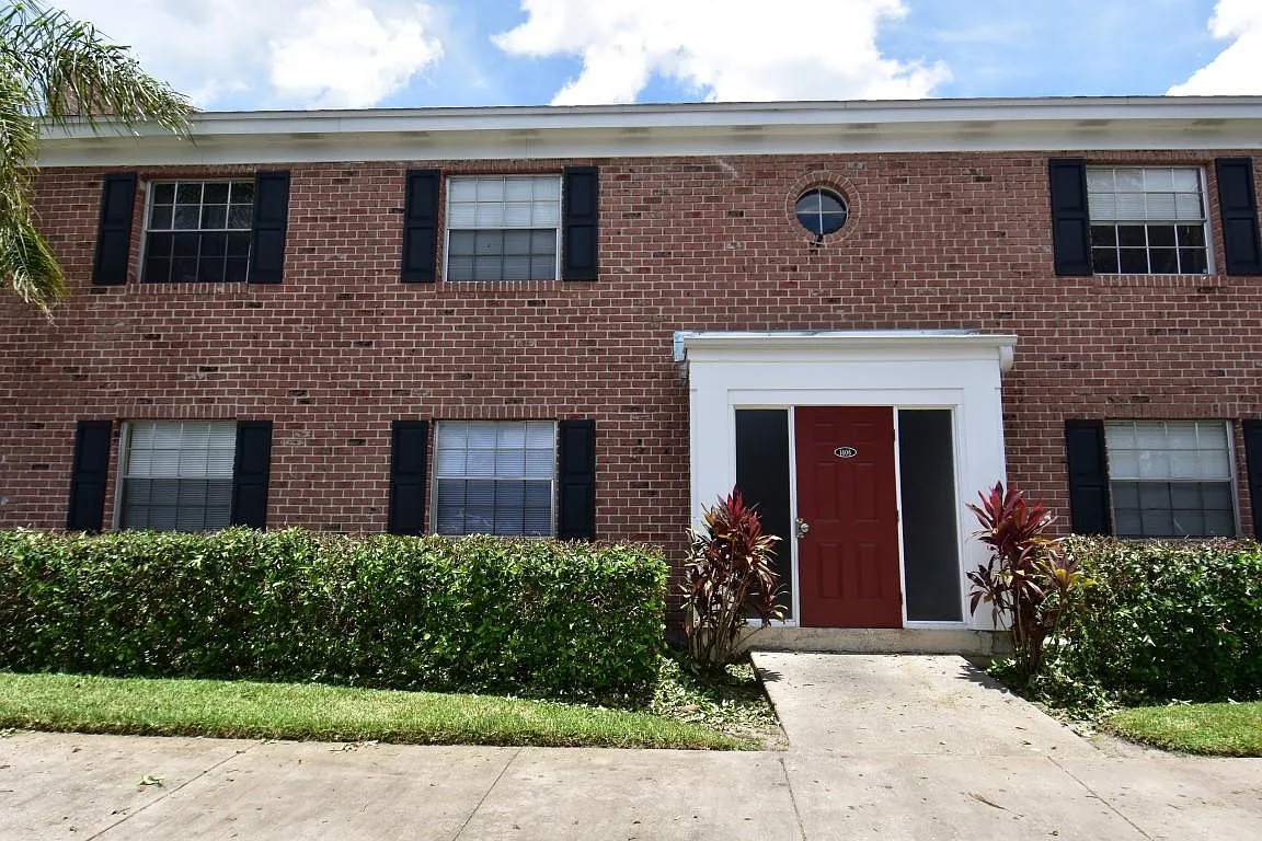 2 bed, 1.5 bath, 970 sqft, $1,600 — Photo 1