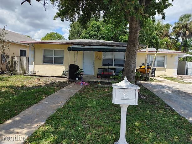 1st image of 1315R SW 22nd Ter