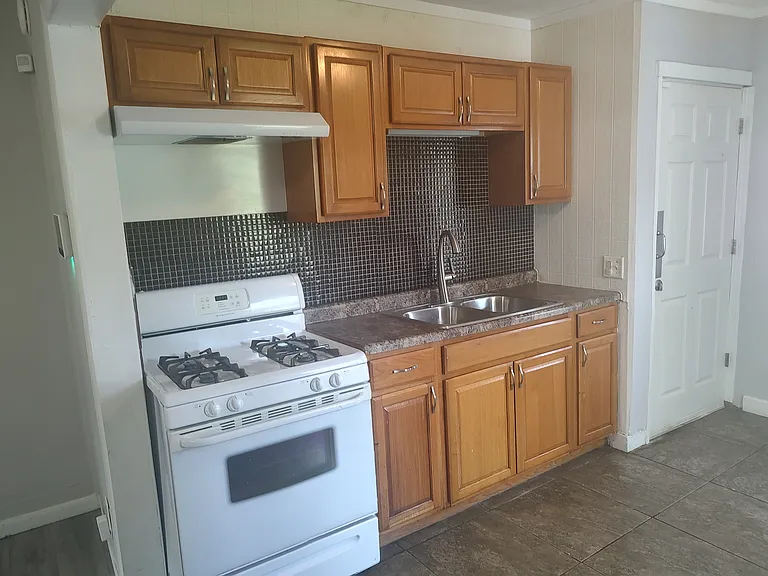 1605 E Glenn Ave — Photo 8