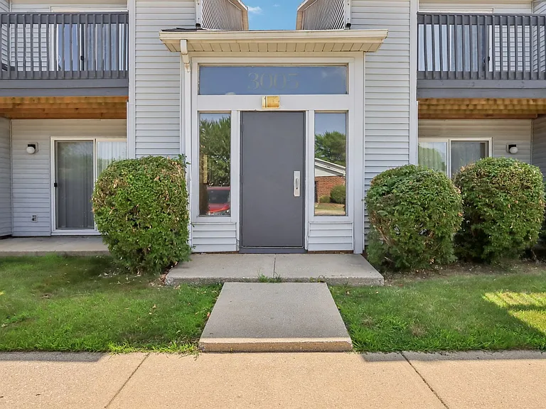 410 - WINDING BROOK APARTMENTS — Photo 2