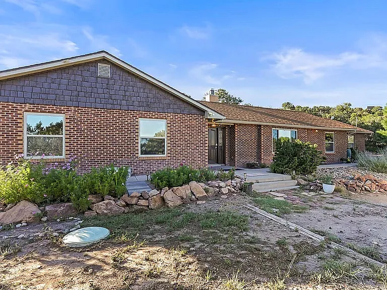 4 David Ct — Photo 1