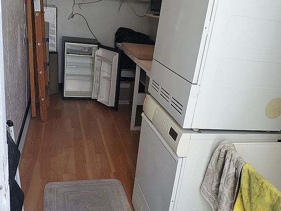 Shed w/wash/dry, sink, refer