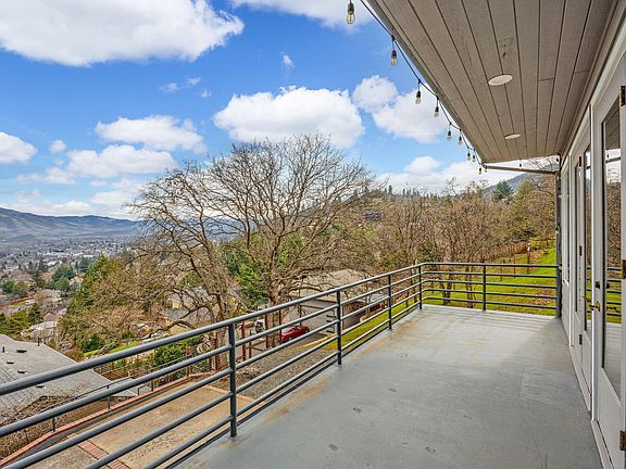 5th image of 525 Dogwood Way