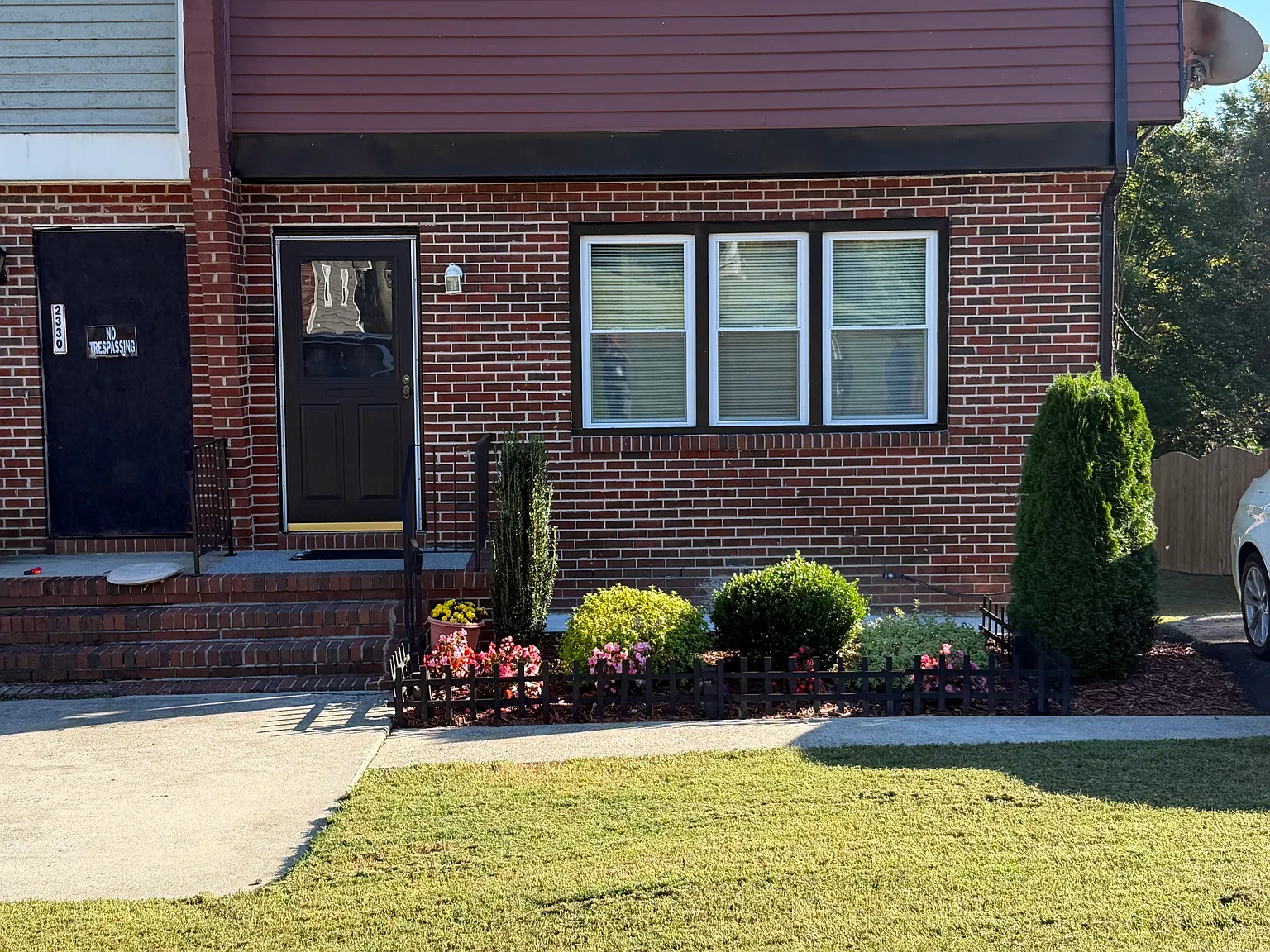 2 bed, 1.5 bath, 2400 sqft, $2,300 — Photo 2