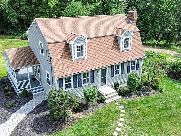 3rd image of 212 Pleasant St