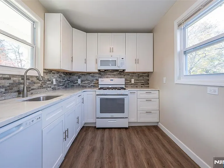 238 Van Ave — Photo 14