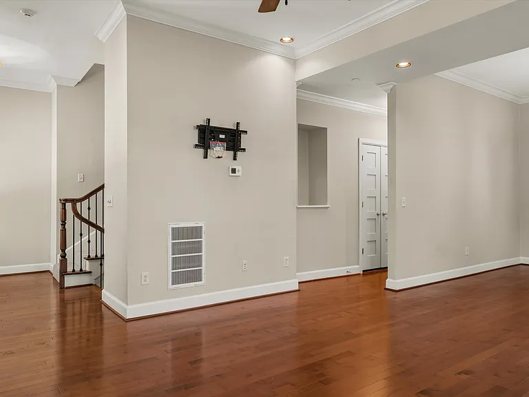 205 N Geary Ave — Photo 5