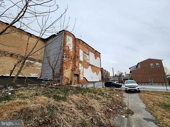 5th image of 1902 Division St