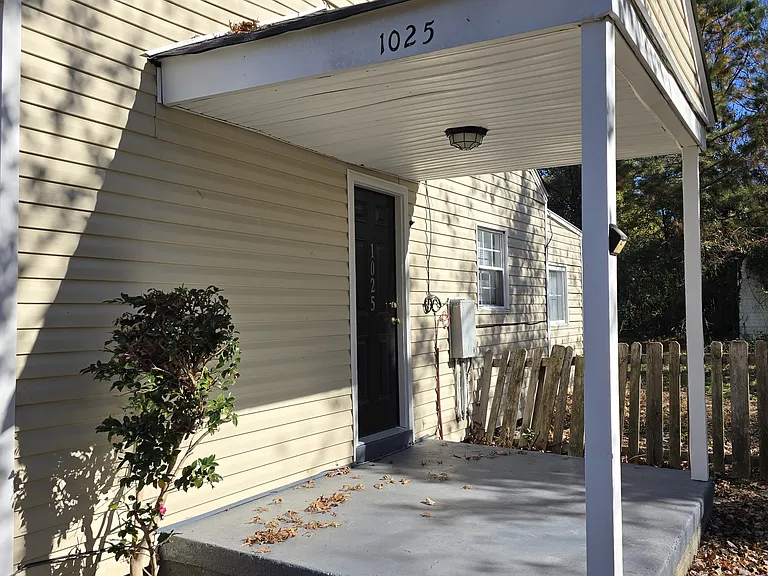 1025 Bradley Ln — Photo 5