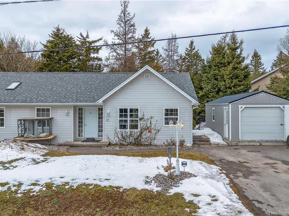 37 Hilltop Dr, Hampton, NB E5N 5P1
