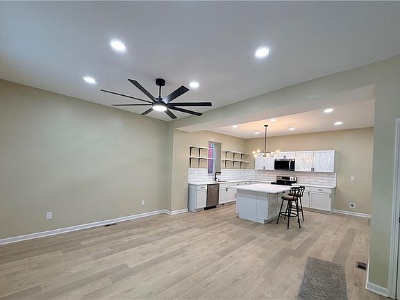 4th image of 2450 Olive St