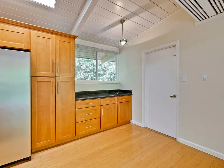 485 Emmons Dr — Photo 16