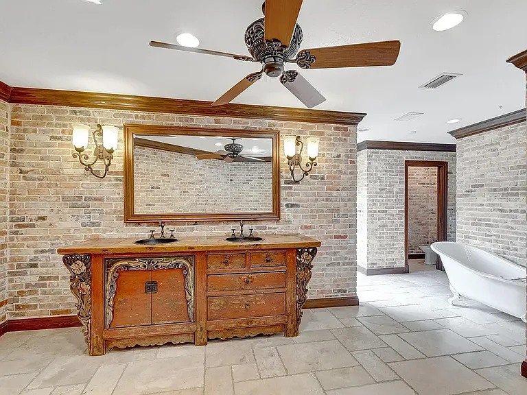 7415 Woodland Creek Ln — Photo 21