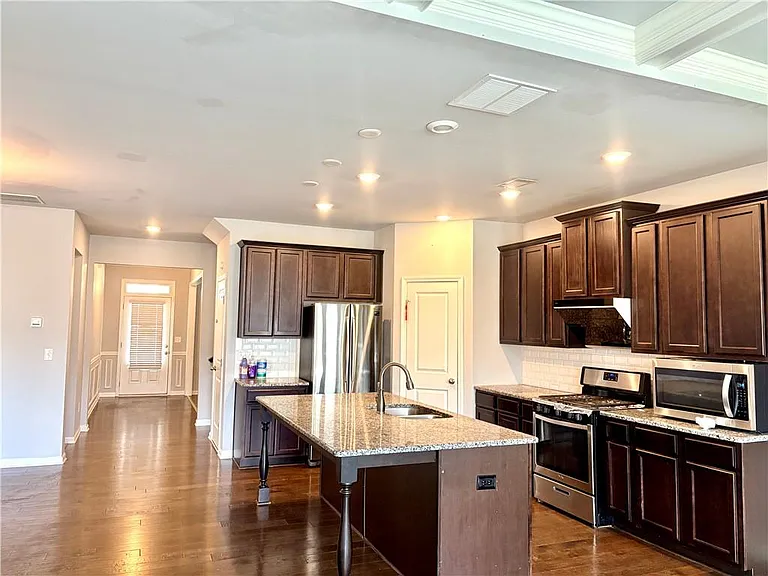 2418 Ivy Meadow Ln — Photo 9