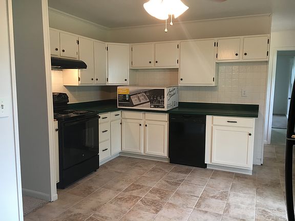 4th image of 1464 Hillcrest Dr