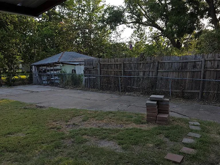 608 W 6th St — Photo 12