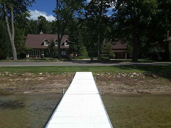 2nd image of 3439 Round Lake Hwy