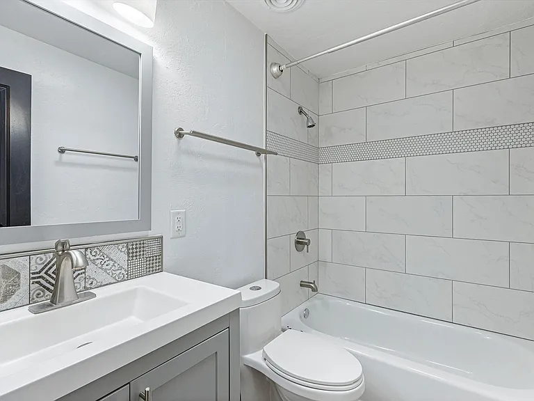 Riverside Suites — Photo 87