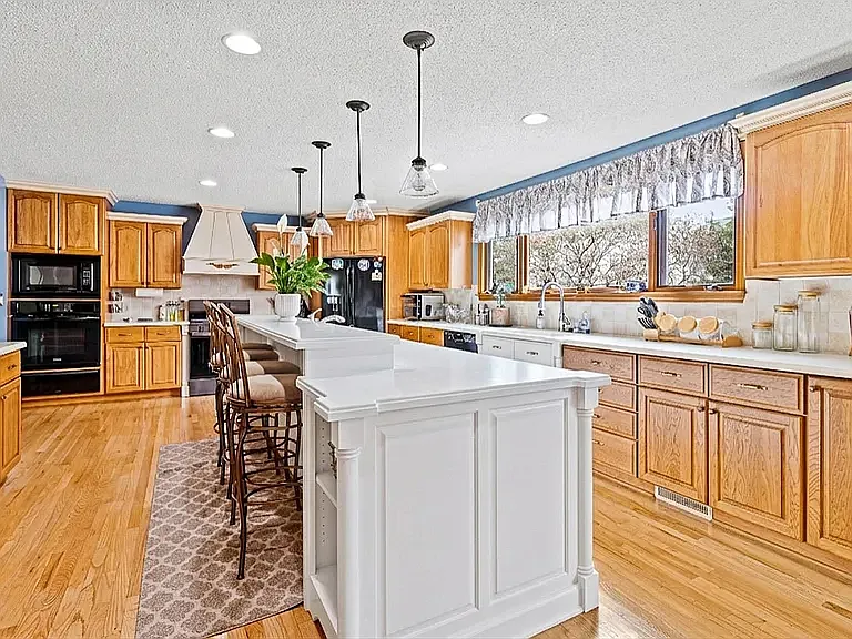 4 bed, 3830 sqft, $3,400 — Photo 3