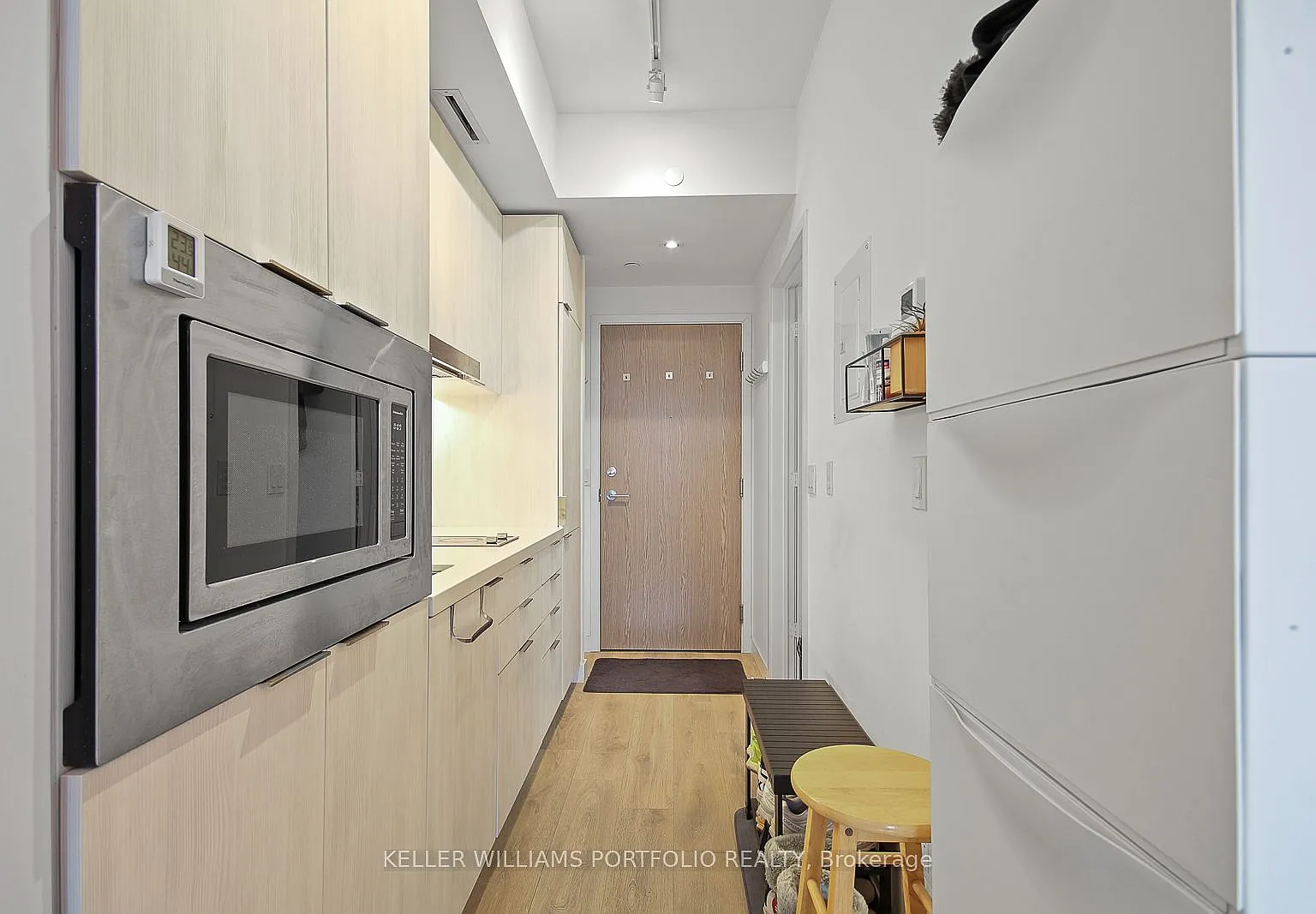 215 Queen St W — Photo 2