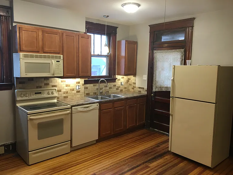 340 Warner St #A — Photo 2