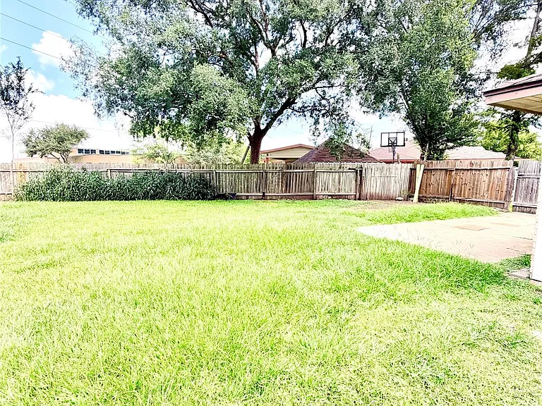7402 Alegria Dr — Photo 24