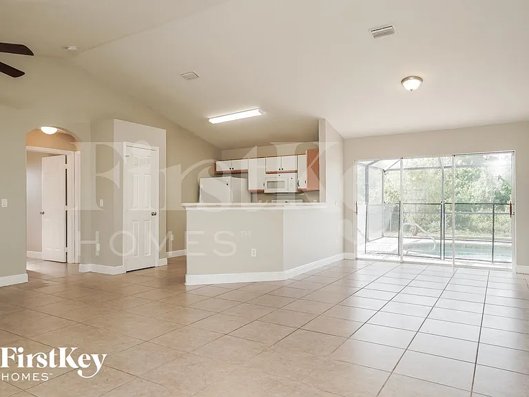 3319 40th St SW — Photo 3