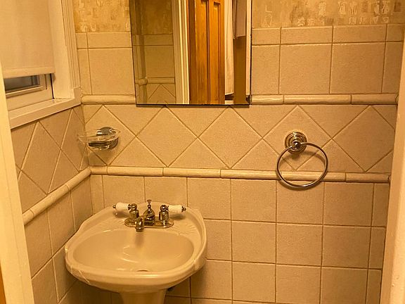 5th image of 1633 Bayview Ave #2