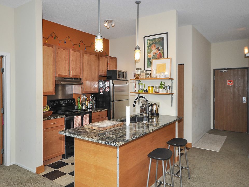 Modern kitchen w/SS & granite