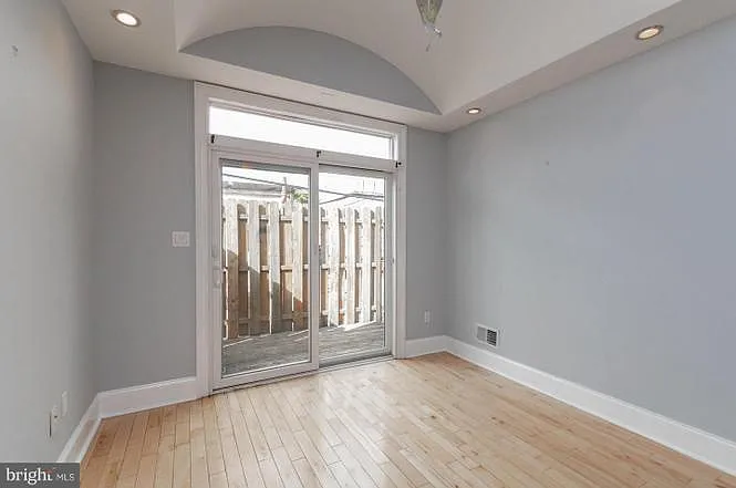 932 S Kenwood Ave — Photo 11