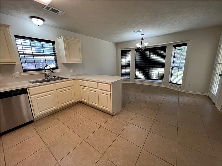 1206 Mullins Ct — Photo 6