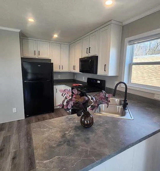 23 Thomas Ln #431 — Photo 5