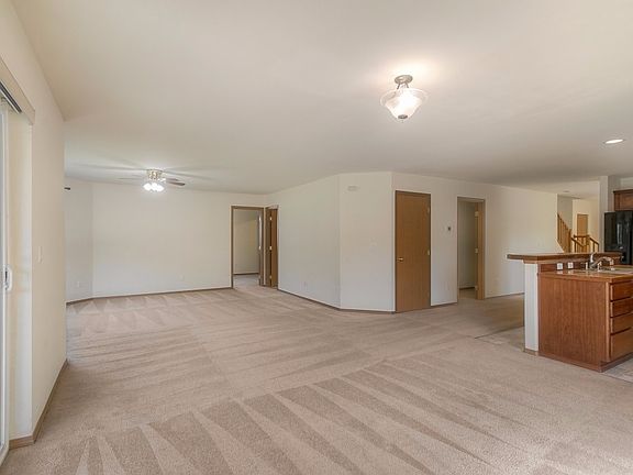 5th image of 18214 Silver Creek Ave E